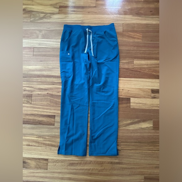 Figs Kade Cargo Scrub Pants
Size: Large TALL
Color: Pacific Blue - Picture 2 of 5
